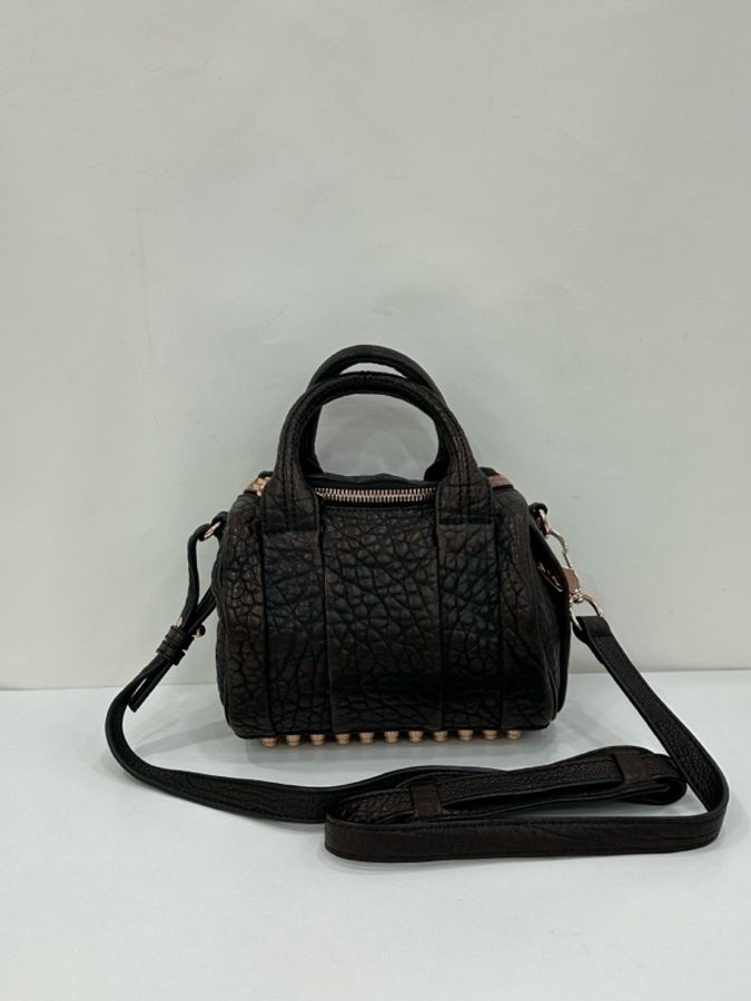 Alexander wang/壓力山大王 鉚釘斜背包 黑色與巧克力色結合 鉚釘慵懶颯風-1