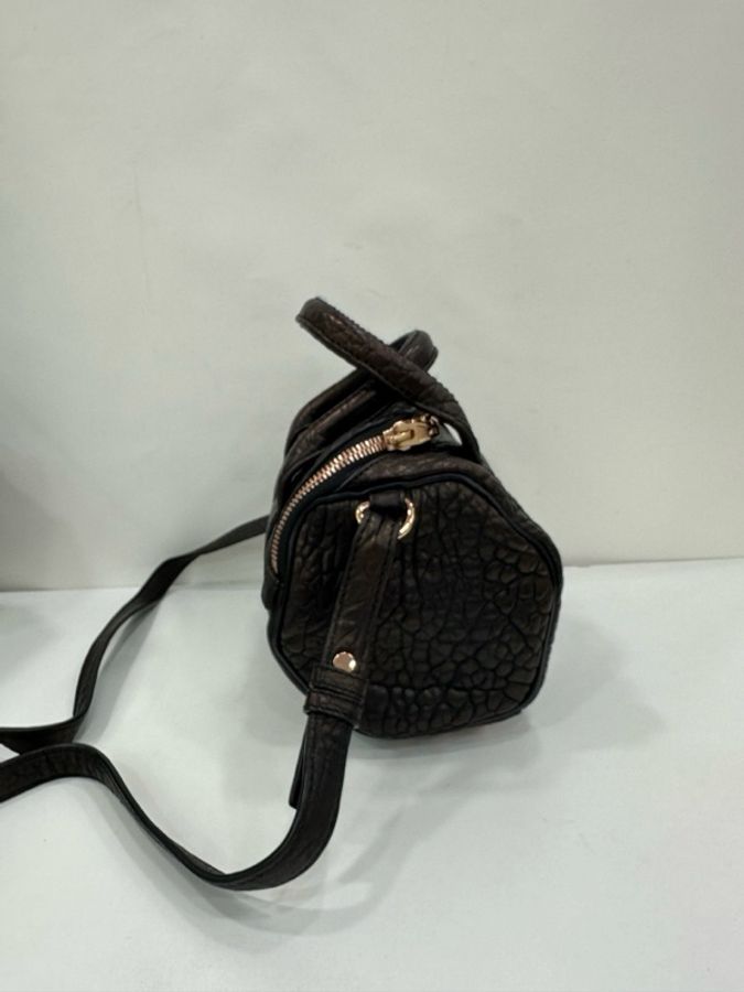 Alexander wang/壓力山大王 鉚釘斜背包 黑色與巧克力色結合 鉚釘慵懶颯風-3