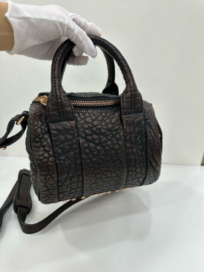 Alexander wang/壓力山大王 鉚釘斜背包 黑色與巧克力色結合 鉚釘慵懶颯風-5