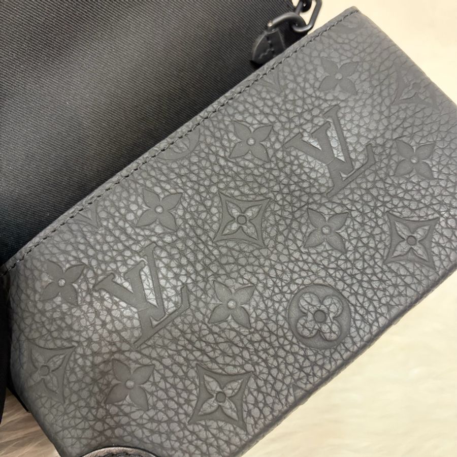 LV M81746 黑皮 壓紋 黑釦 Steamer 隨身錢包 斜背包-51