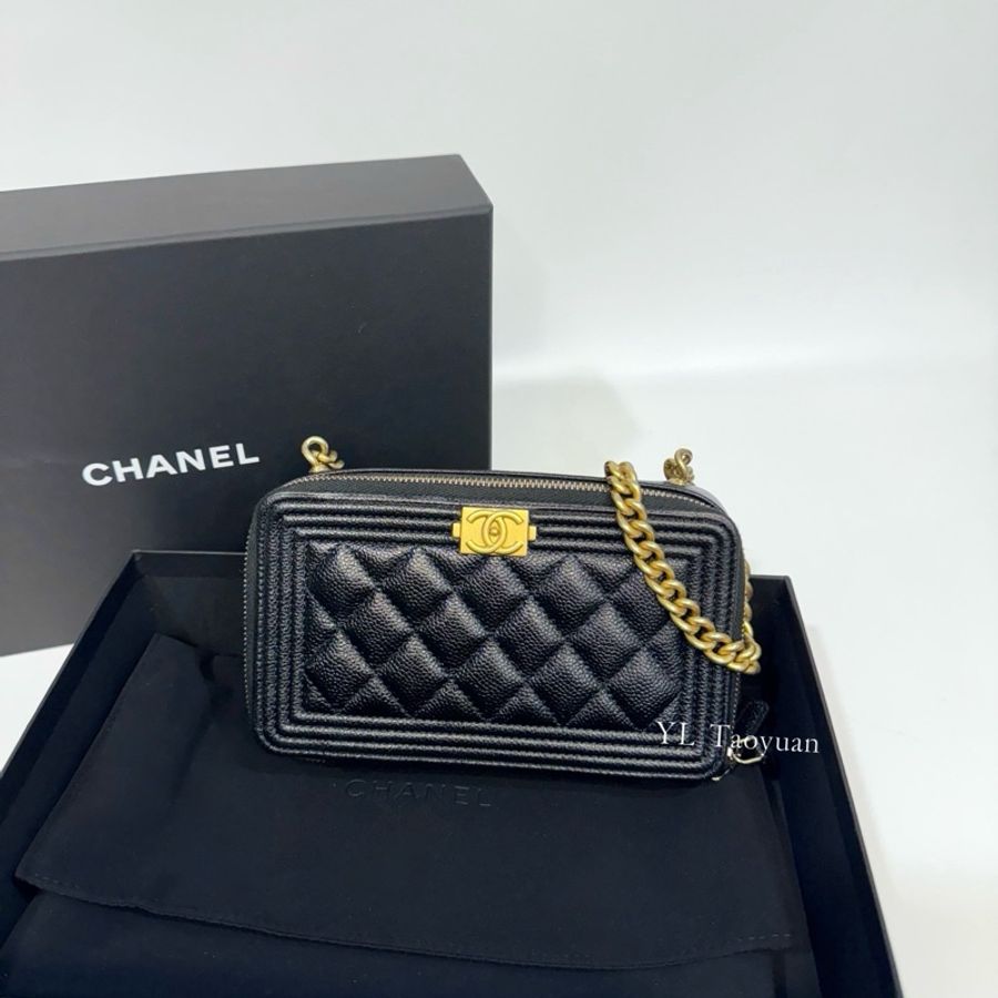 Chanel 黑金牛皮Boyㄇ拉方形側背包-0