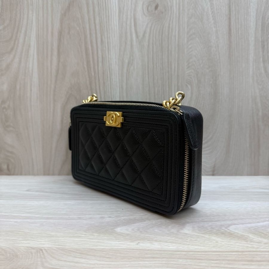 Chanel 黑金牛皮Boyㄇ拉方形側背包-4