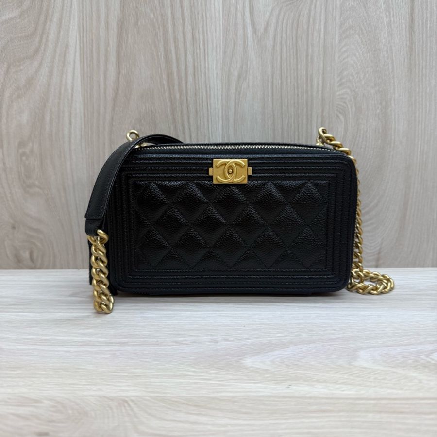 Chanel 黑金牛皮Boyㄇ拉方形側背包-9