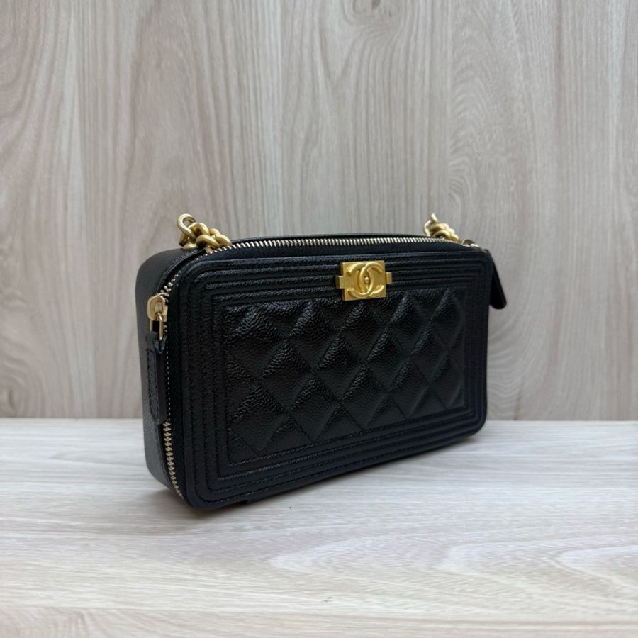 Chanel 黑金牛皮Boyㄇ拉方形側背包-11