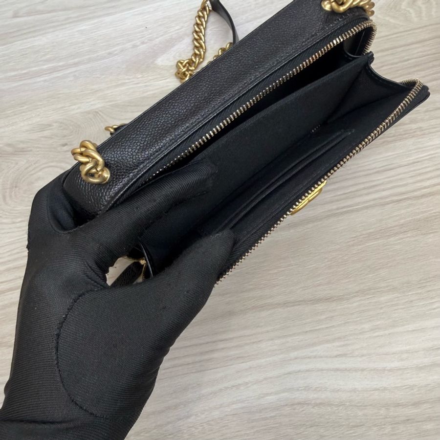 Chanel 黑金牛皮Boyㄇ拉方形側背包-13
