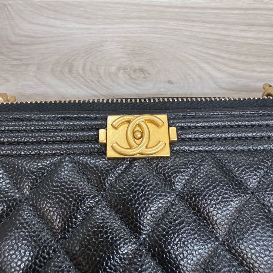 Chanel 黑金牛皮Boyㄇ拉方形側背包-17