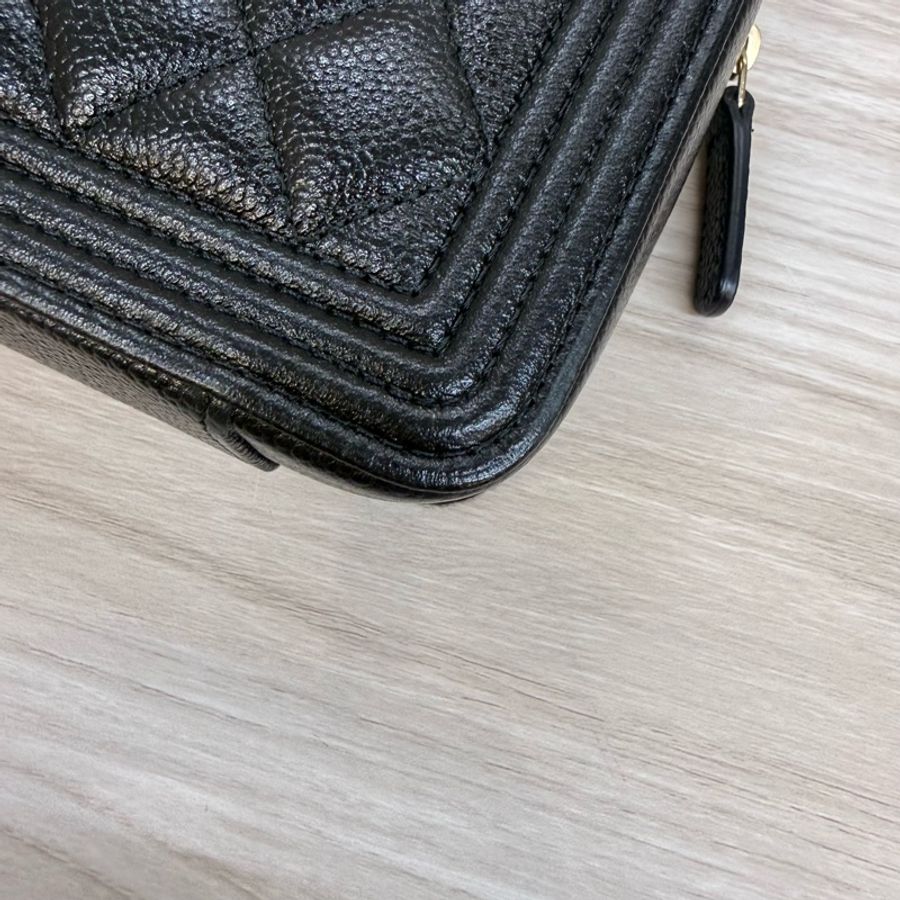 Chanel 黑金牛皮Boyㄇ拉方形側背包-18