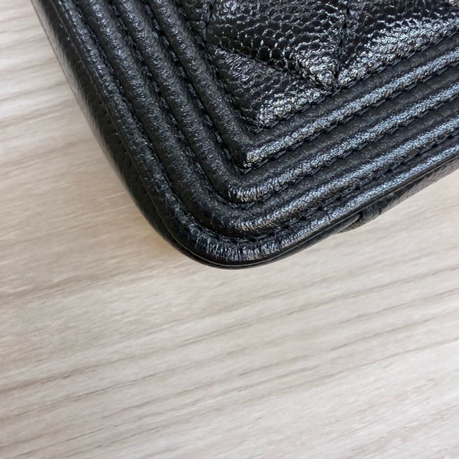 Chanel 黑金牛皮Boyㄇ拉方形側背包-19
