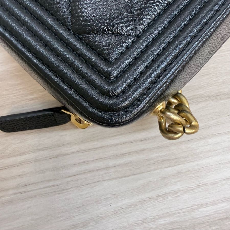 Chanel 黑金牛皮Boyㄇ拉方形側背包-21
