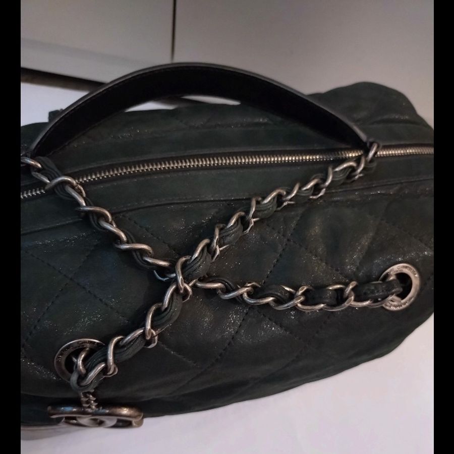 Chanel 霧銀鍊墨綠幻彩皮黑底肩側托特包-26