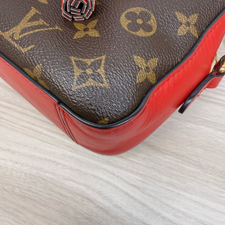 LV 老花紅色邊流蘇拉鏈相機包-9