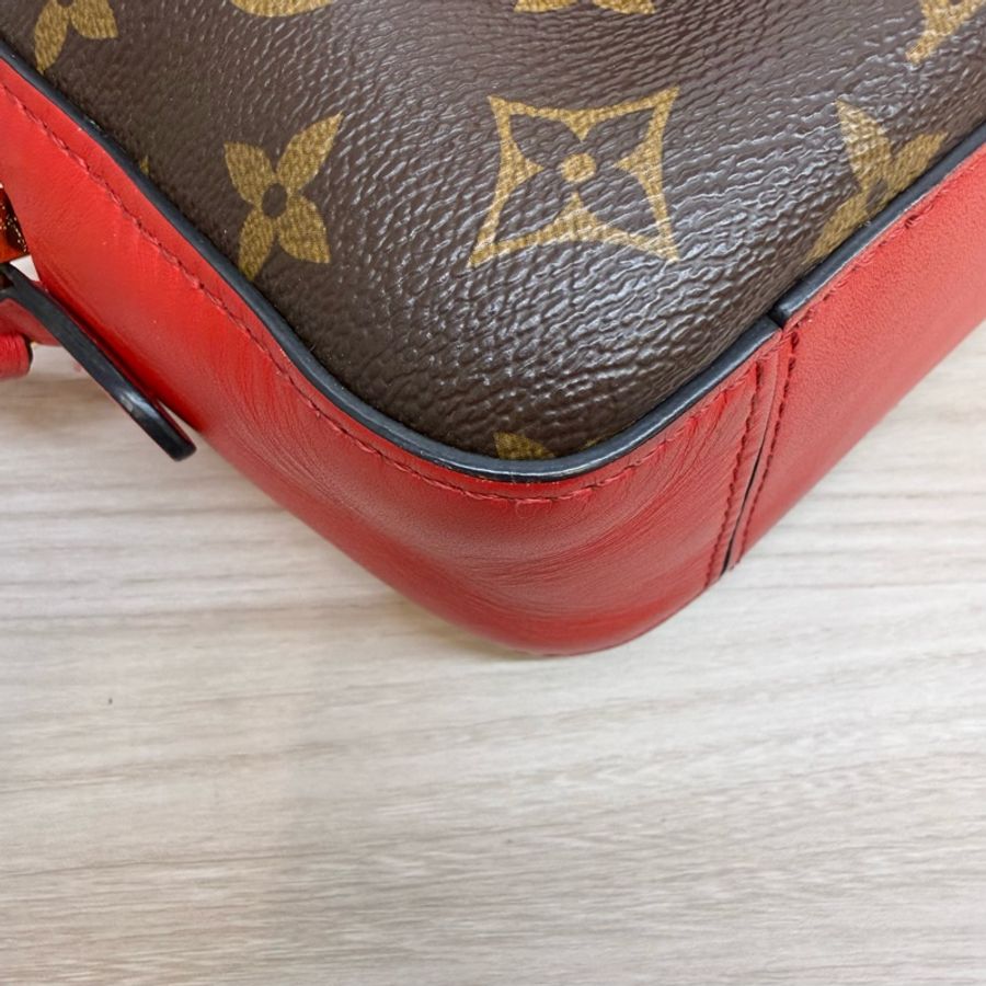LV 老花紅色邊流蘇拉鏈相機包-10