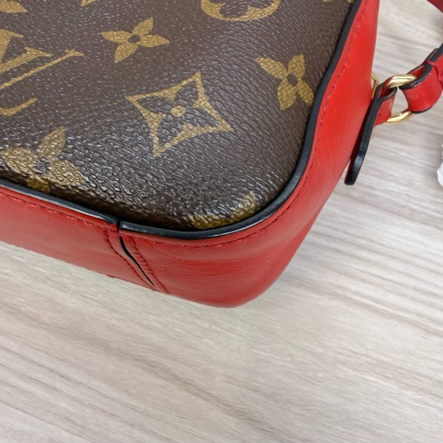 LV 老花紅色邊流蘇拉鏈相機包-11