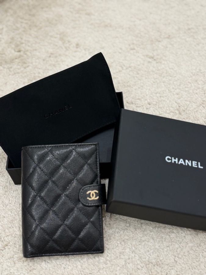 CHANEL經典黑色粒紋小牛皮護照夾配有金色雙C LOGO-0