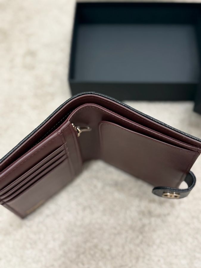 CHANEL經典黑色粒紋小牛皮護照夾配有金色雙C LOGO-2