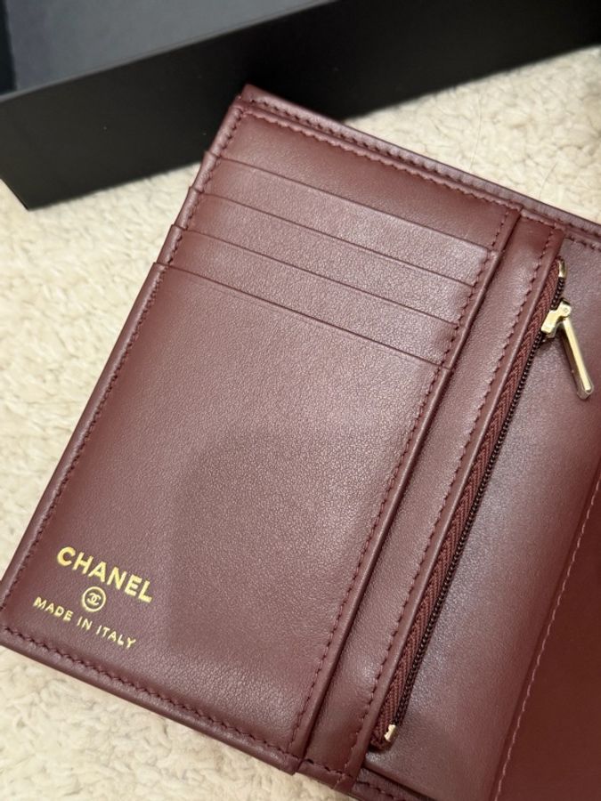 CHANEL經典黑色粒紋小牛皮護照夾配有金色雙C LOGO-3