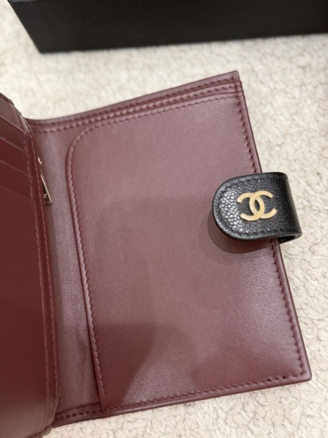 CHANEL經典黑色粒紋小牛皮護照夾配有金色雙C LOGO-4