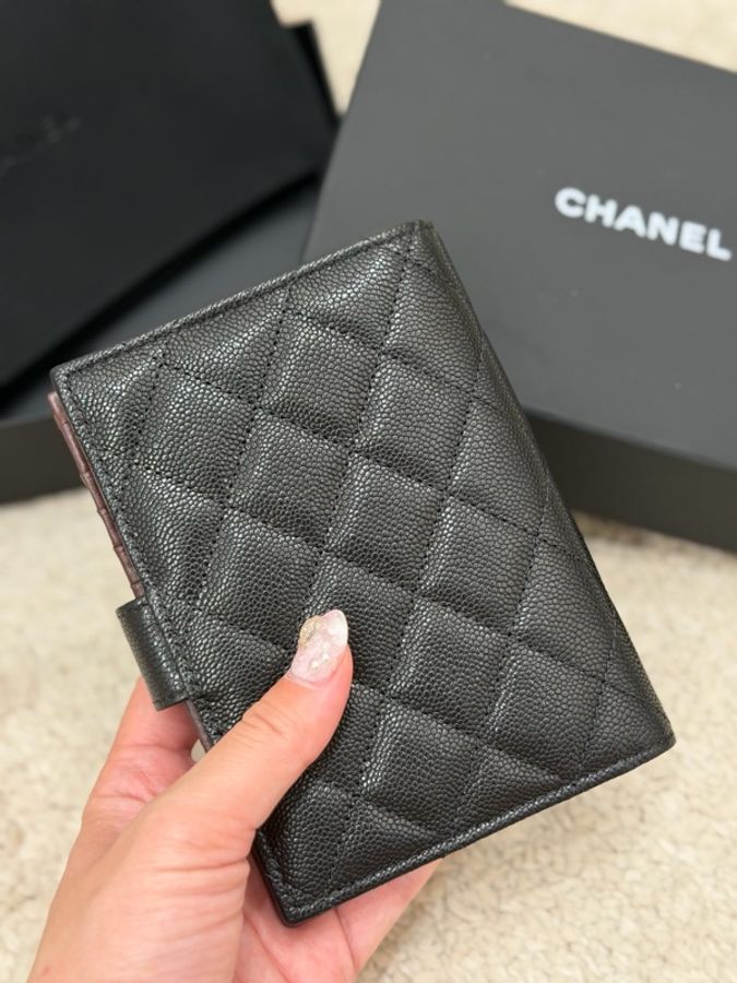 CHANEL經典黑色粒紋小牛皮護照夾配有金色雙C LOGO-5