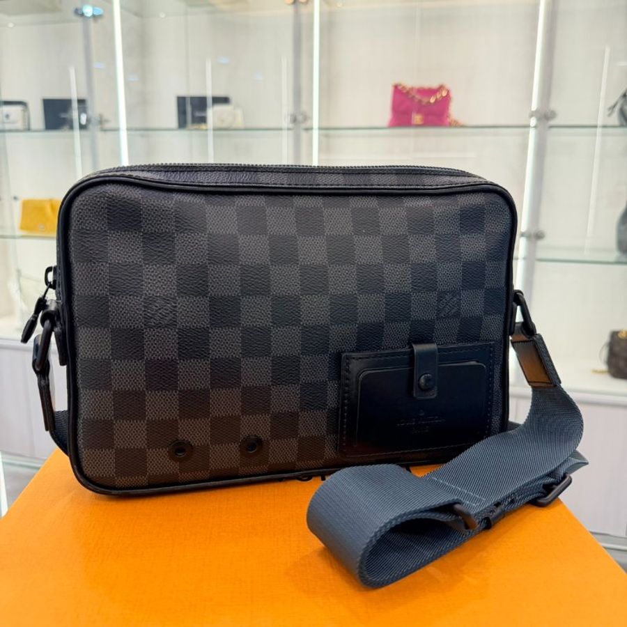 LV Alpha 黑棋盤格郵差包-0