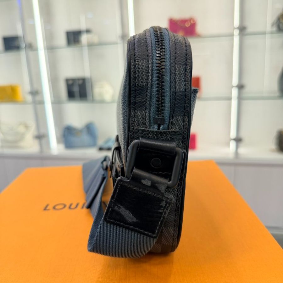 LV Alpha 黑棋盤格郵差包-8