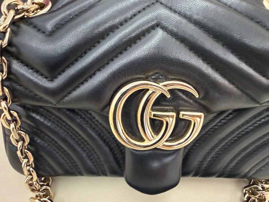 二手GUCCI 黑色亮金色 GG Marmont馬夢小牛皮金鏈肩背包837280-1