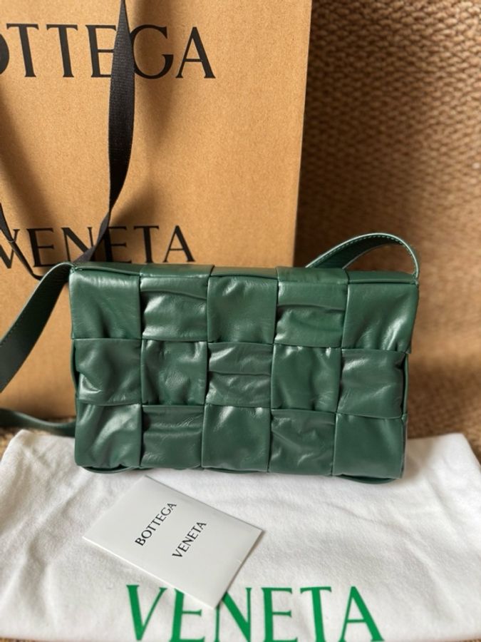 閒置新未使用 葆蝶家Bottega Veneta  牛皮革 雨樹綠挎包-1