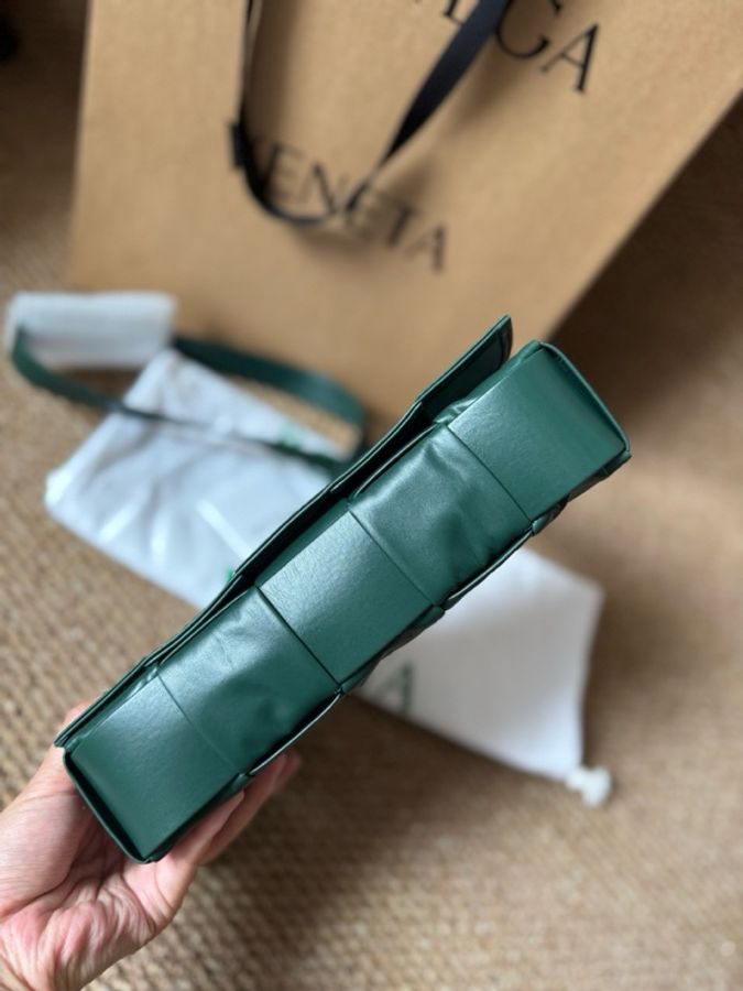 閒置新未使用 葆蝶家Bottega Veneta  牛皮革 雨樹綠挎包-3