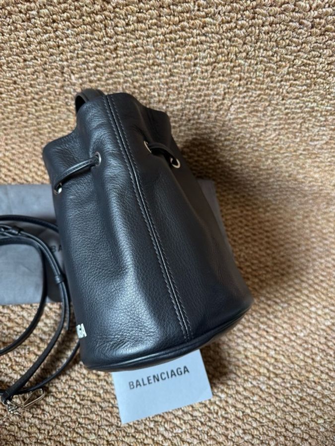 99新Balenciaga巴黎世家經典logo抽繩水桶包-4