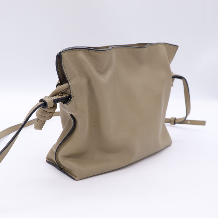 Loewe Flamenco 黏土綠迷你納帕牛皮福袋包手拿包-2