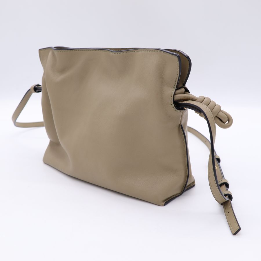 Loewe Flamenco 黏土綠迷你納帕牛皮福袋包手拿包-3