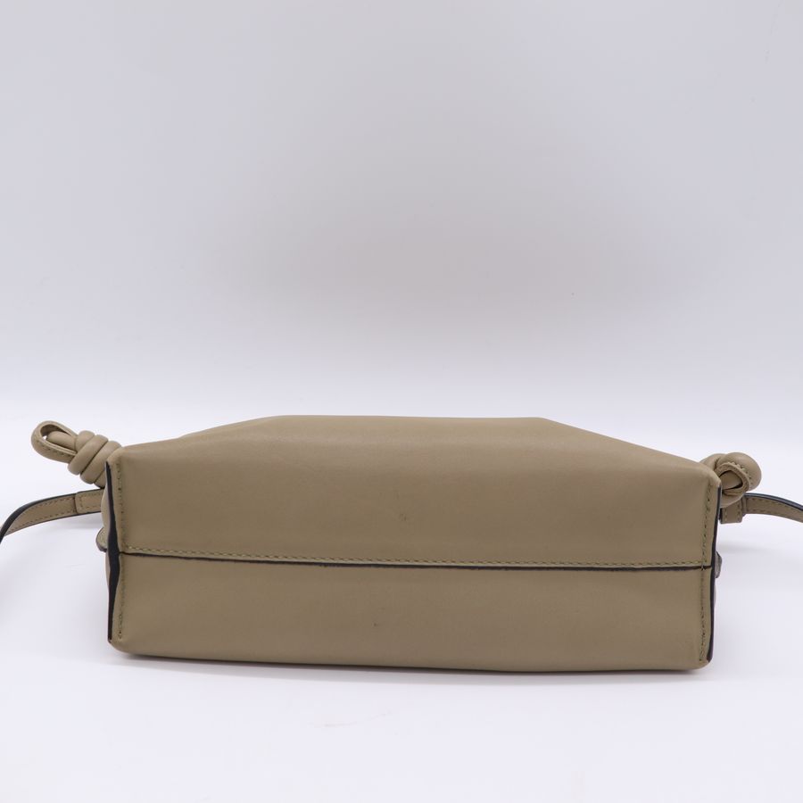 Loewe Flamenco 黏土綠迷你納帕牛皮福袋包手拿包-5