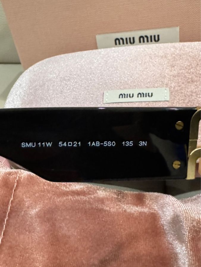 MIU MIU 經典黑色墨鏡/型號：smu11w-9