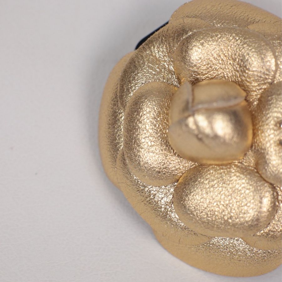 Chanel 18年希腊系列金色皮革山茶花胸针-2
