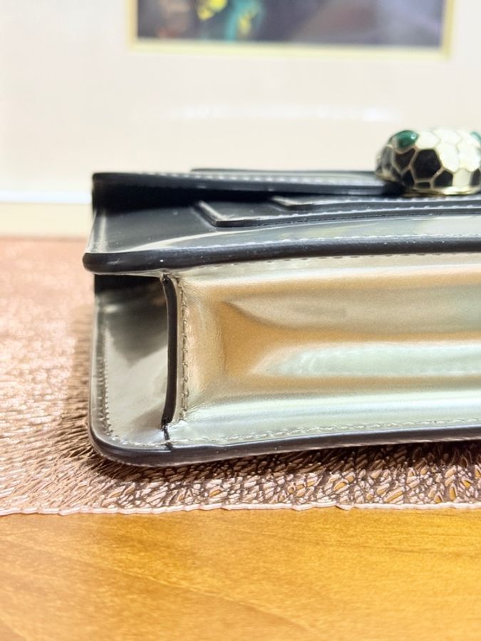 櫃上87700🔥BVLGARI寶格麗 銀色 經典蛇頭翻蓋包 漂亮千金高級感-21