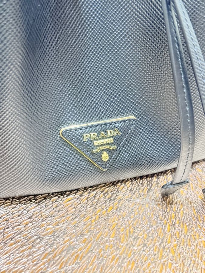 櫃上76400🔥Prada經典黑色🖤防刮牛皮  手提 斜背 兩用水桶包-2