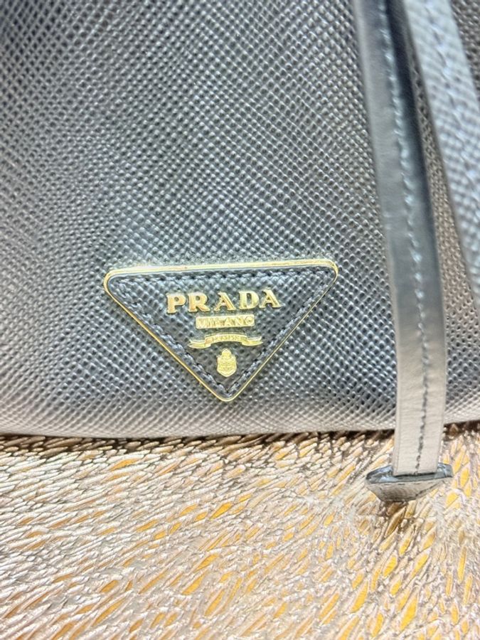 櫃上76400🔥Prada經典黑色🖤防刮牛皮  手提 斜背 兩用水桶包-11