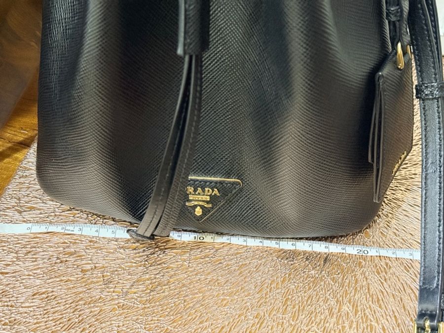 櫃上76400🔥Prada經典黑色🖤防刮牛皮  手提 斜背 兩用水桶包-27