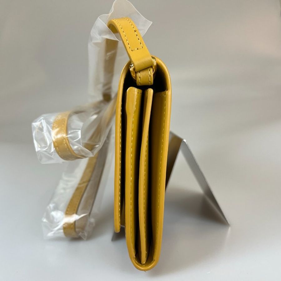 BURBERRY 黃皮革白字WOC包-3