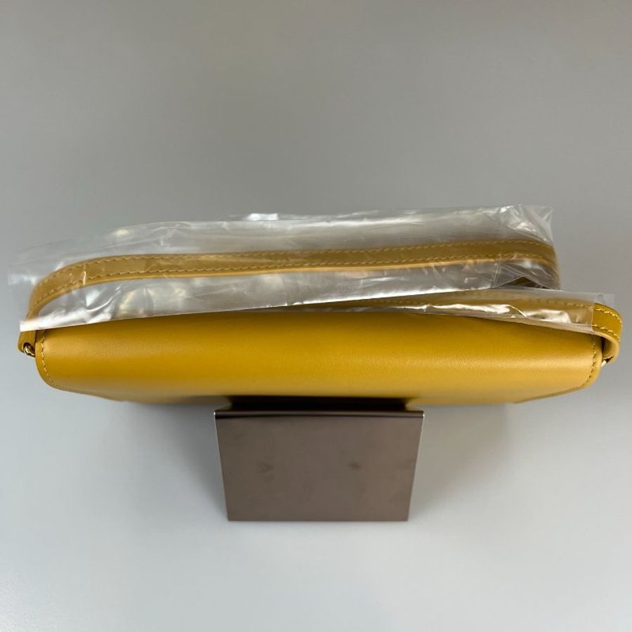 BURBERRY 黃皮革白字WOC包-4