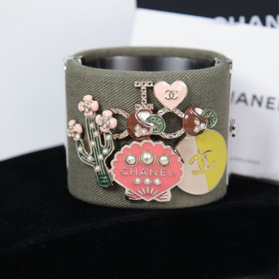 Chanel 17年古巴系列秀款绿色丹宁牛仔贝壳仙人掌琉璃图案宽手镯-0
