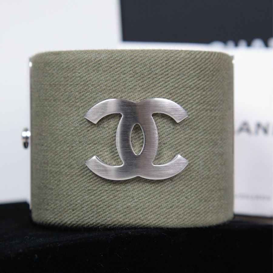 Chanel 17年古巴系列秀款绿色丹宁牛仔贝壳仙人掌琉璃图案宽手镯-5