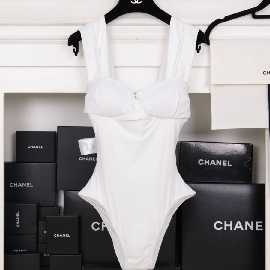 Chanel 26C邮轮系列白色钻扣连体泳衣-1
