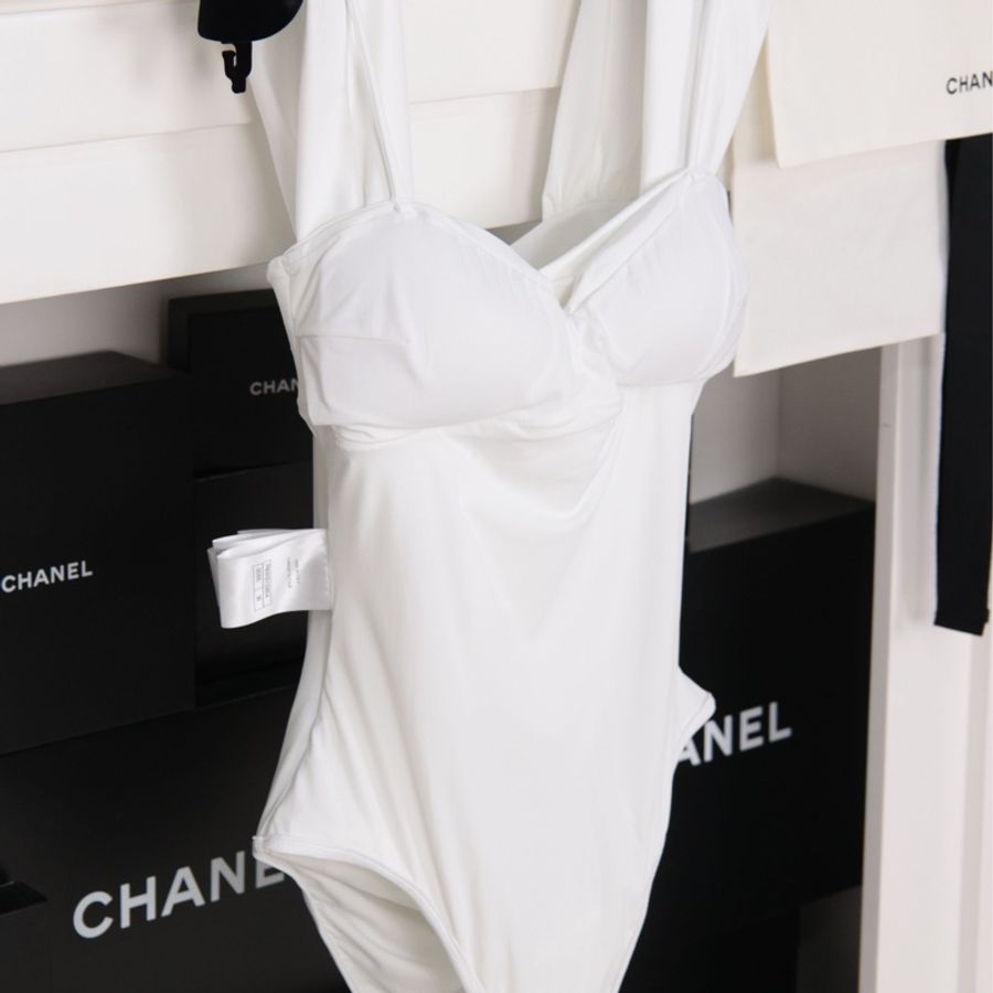 Chanel 26C邮轮系列白色钻扣连体泳衣-7