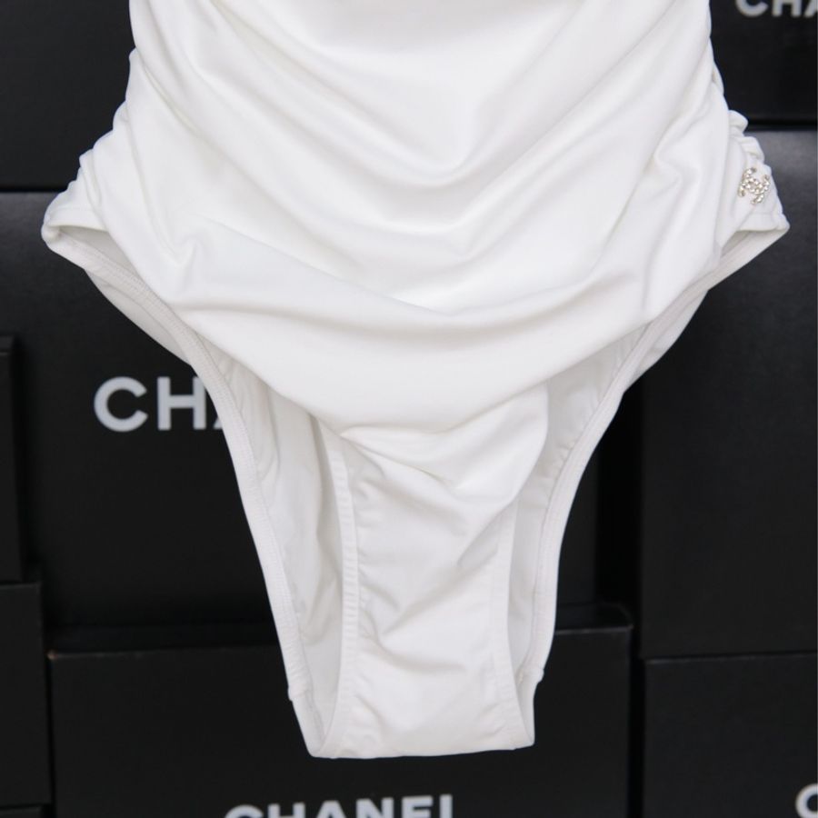 Chanel 26C邮轮系列白色钻扣连体泳衣-9