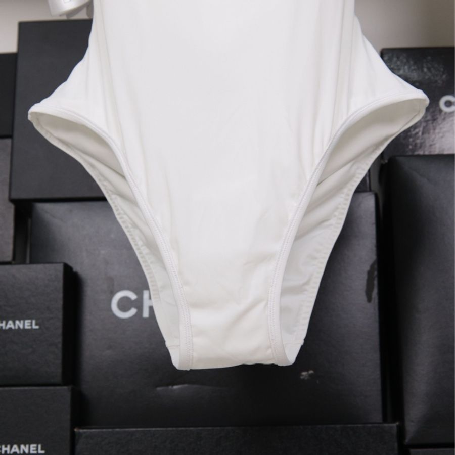 Chanel 26C邮轮系列白色钻扣连体泳衣-11
