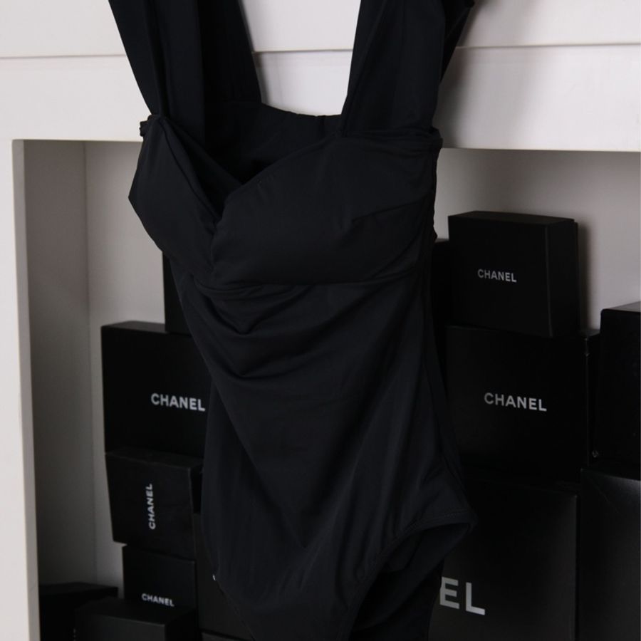 Chanel 26C邮轮系列黑色钻扣连体泳衣-3