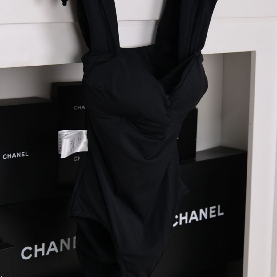 Chanel 26C邮轮系列黑色钻扣连体泳衣-4