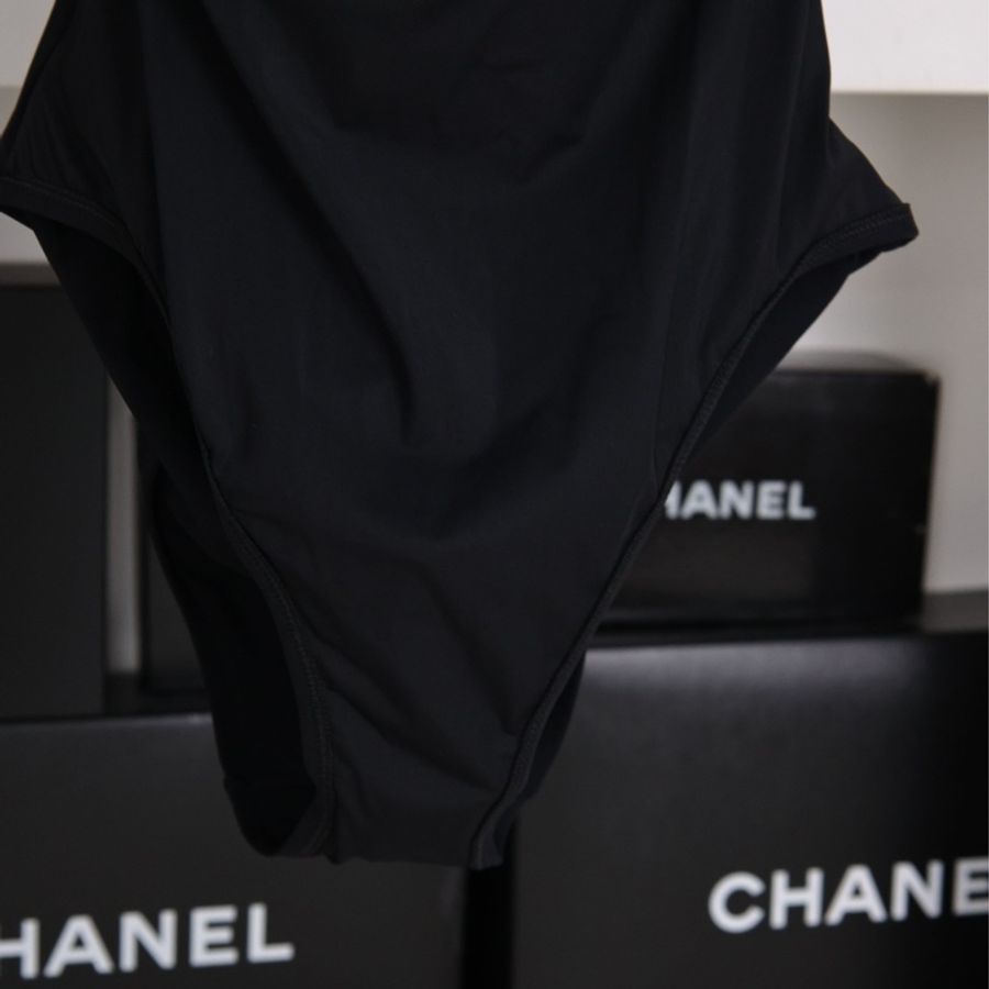 Chanel 26C邮轮系列黑色钻扣连体泳衣-9