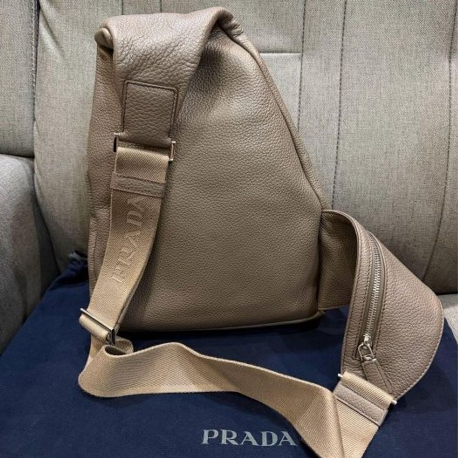 💎Han's house精品服飾💎Prada 小牛皮 荔枝紋 斜背包 單肩包 義大利製 原價105000-2