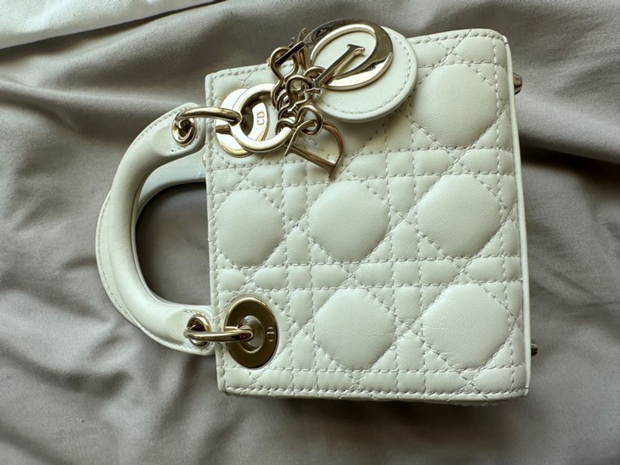 ✨【收藏級大全套】夢幻白金 Lady Dior Micro｜12 × 4 × 11 cm｜附件齊全｜加贈高質感鍊帶-21